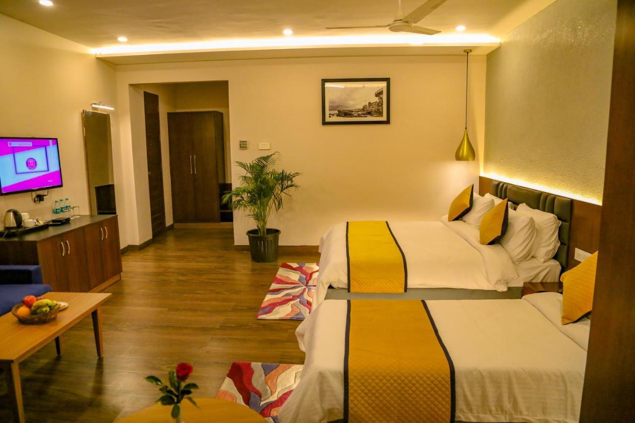 Four Leaf - Sapphire Blue, Hotel