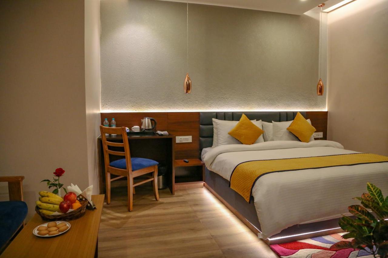 Four Leaf - Sapphire Blue, Hotel