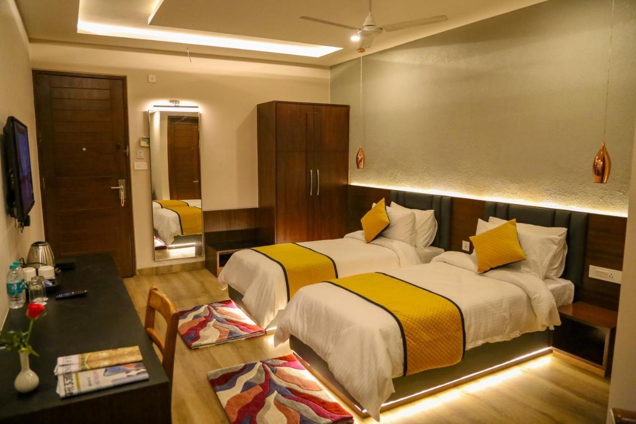 Four Leaf - Sapphire Blue, Hotel