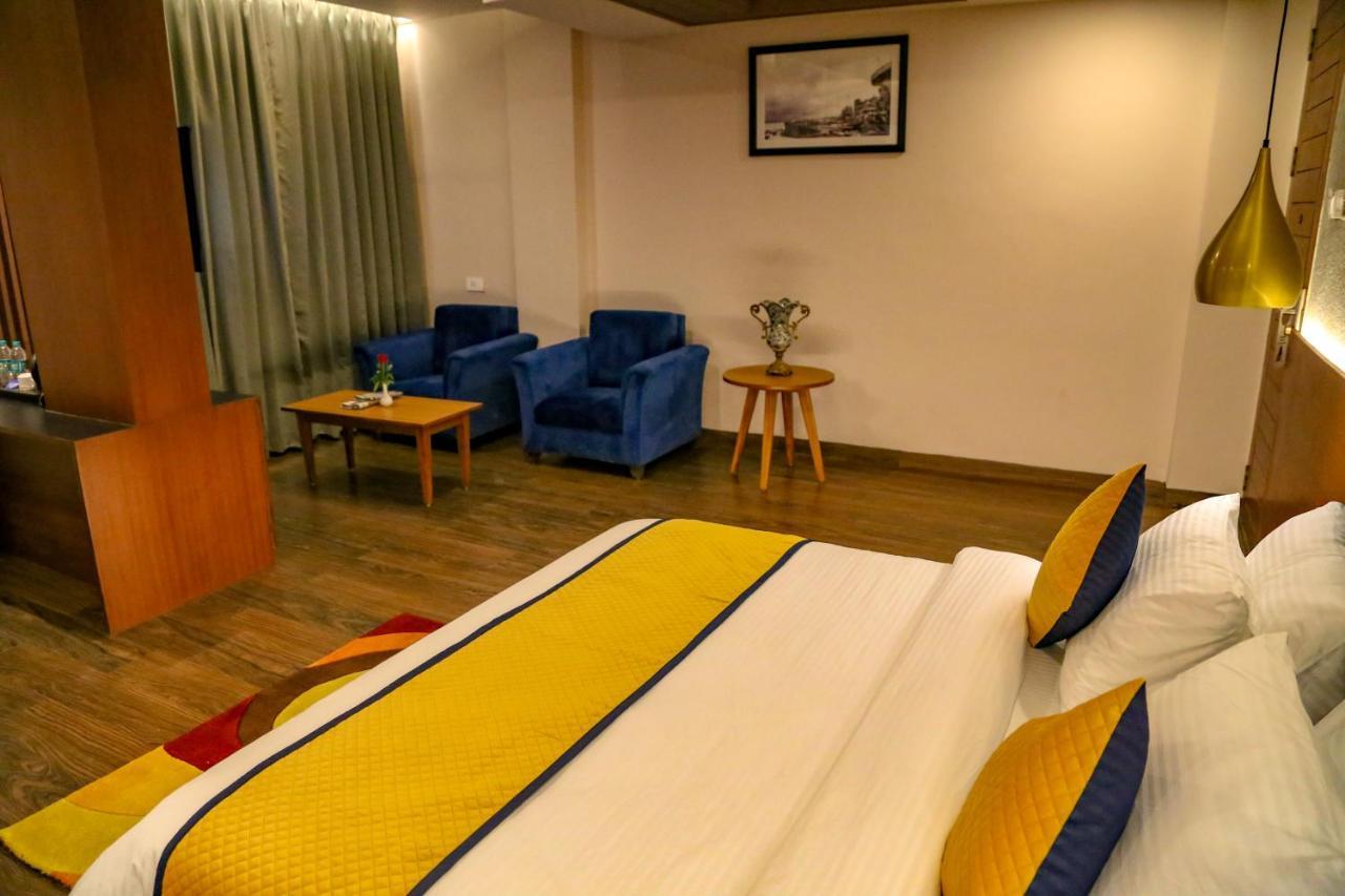 Four Leaf - Sapphire Blue, Hotel