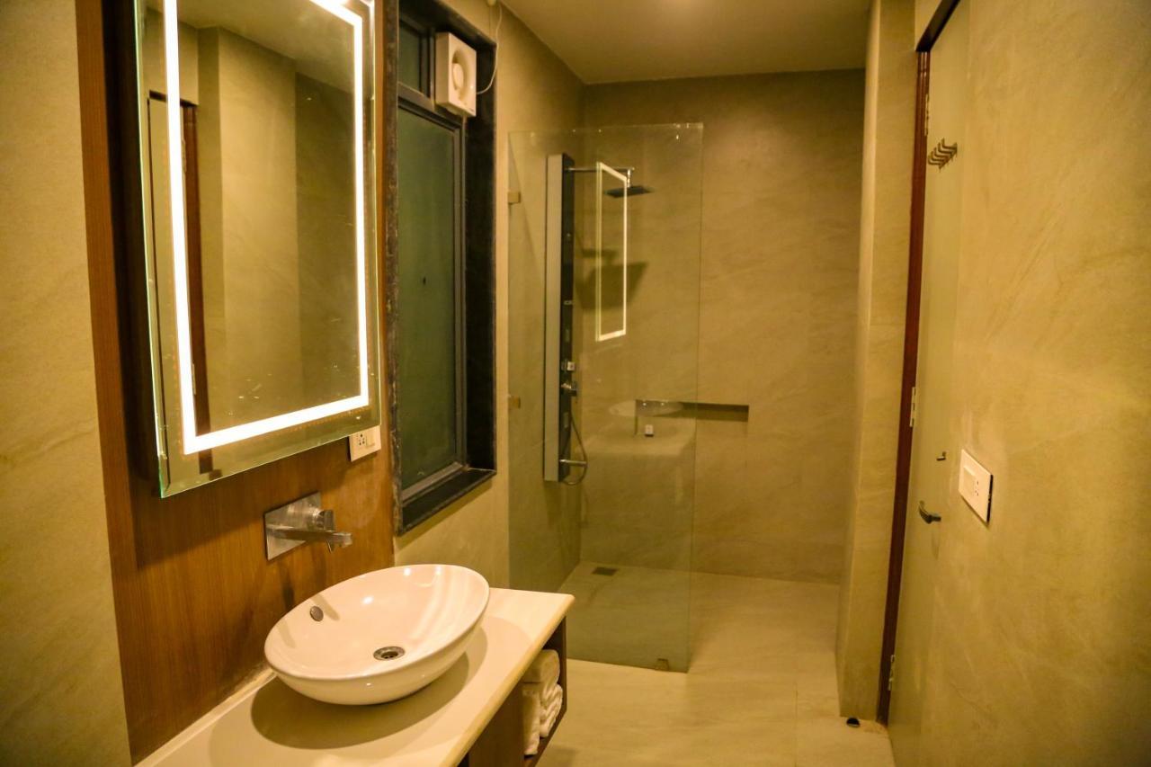 Four Leaf - Sapphire Blue, Hotel