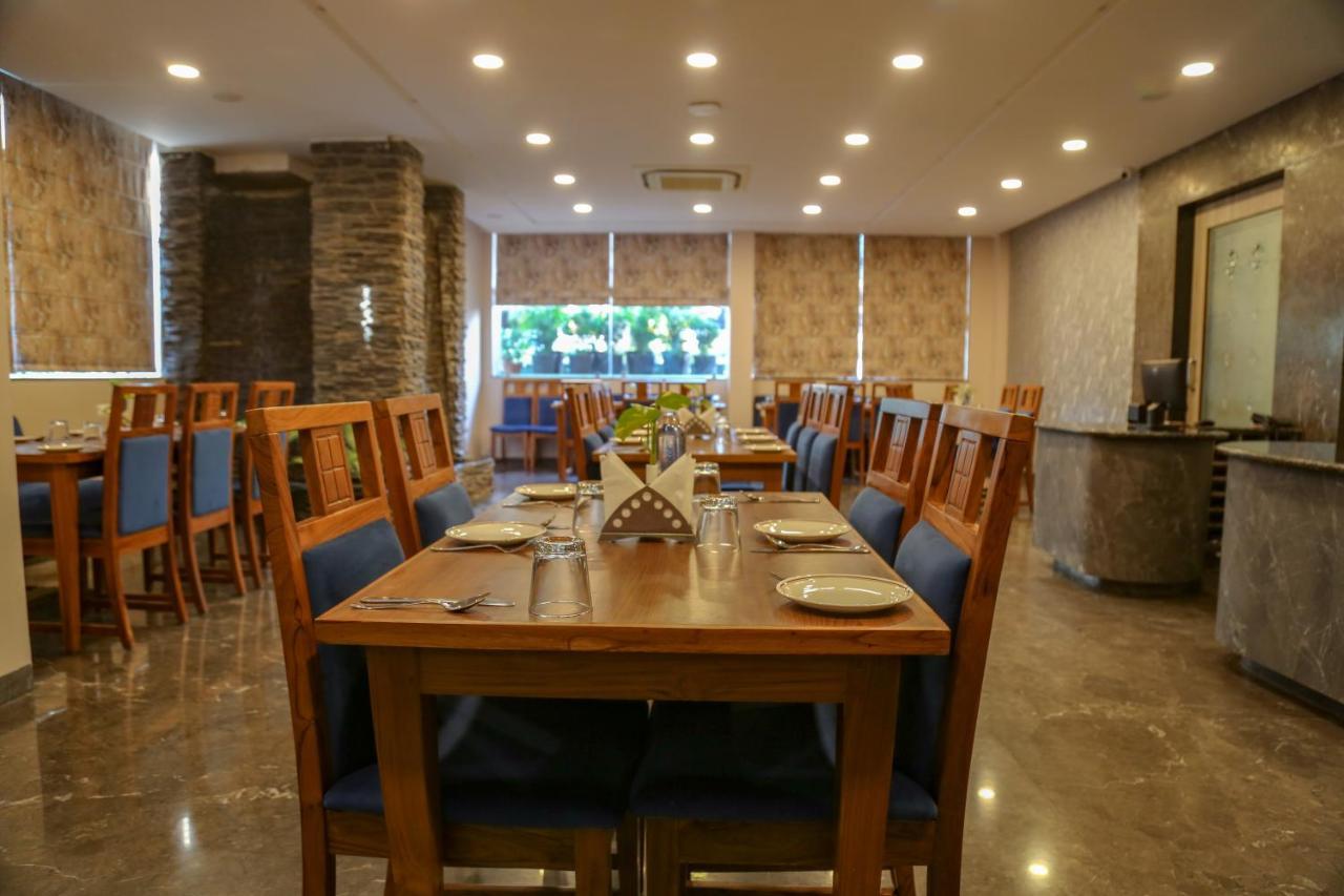 Four Leaf - Sapphire Blue, Hotel