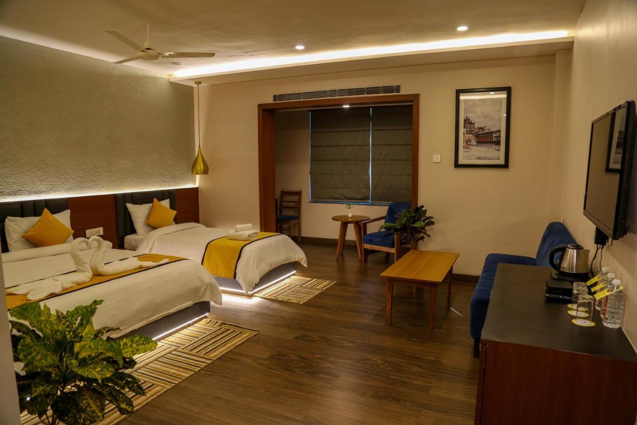 Four Leaf - Sapphire Blue, Hotel