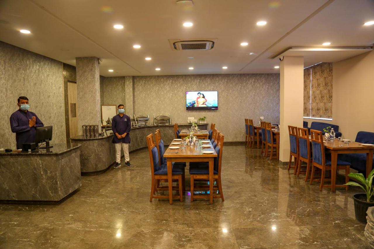 Four Leaf - Sapphire Blue, Hotel