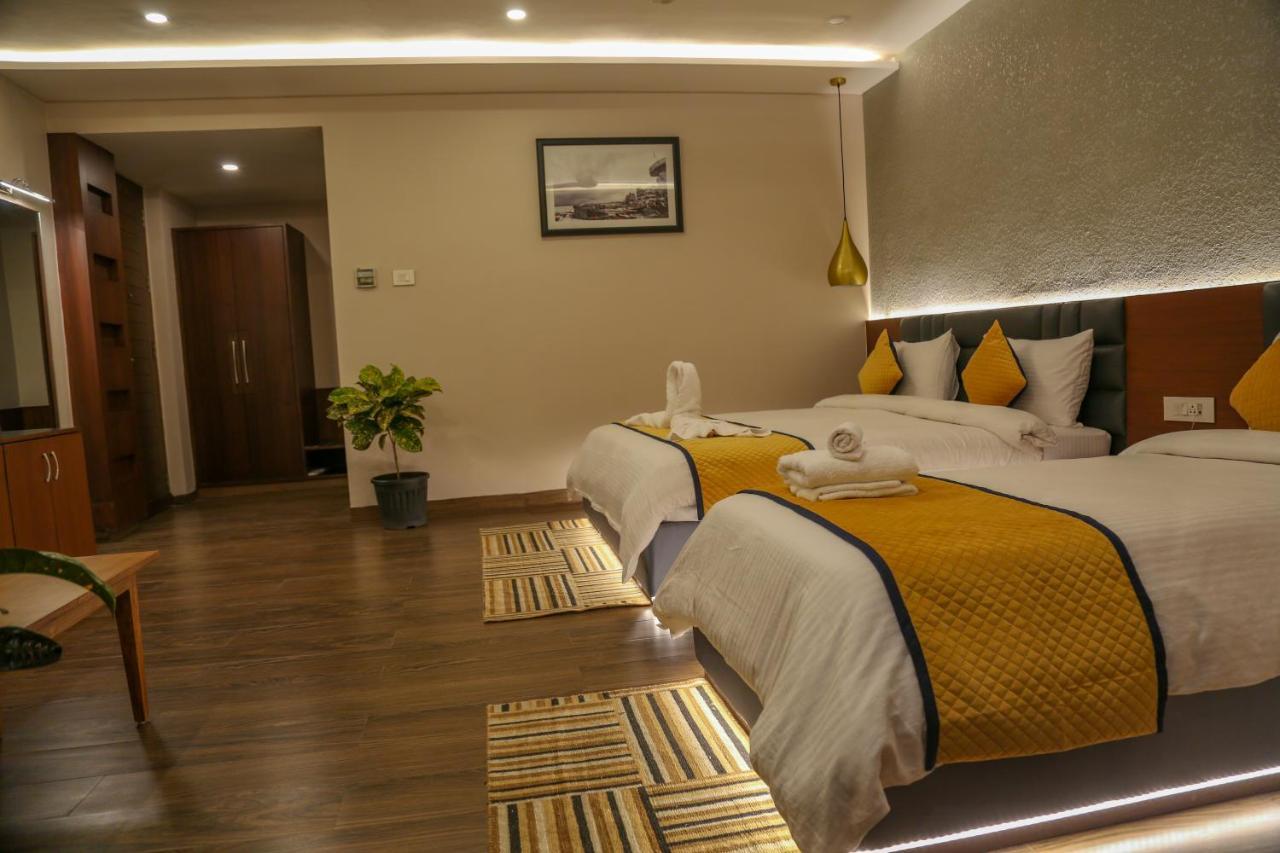 Four Leaf - Sapphire Blue, Hotel Varanasi